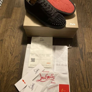 Christian Louboutin skor - Säljer ett par loubs i storlek 43 i bra skick. Finns några defekter som bevisar att de är använda men inget man tänker på om man inte tittar nära och därför säljer jag billigt. 