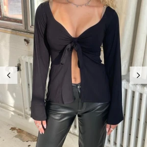 Design by si topp - Säljer denna superfina toppen från design by si!🩷 använd fåtal gånger🩷 nypris: 395kr