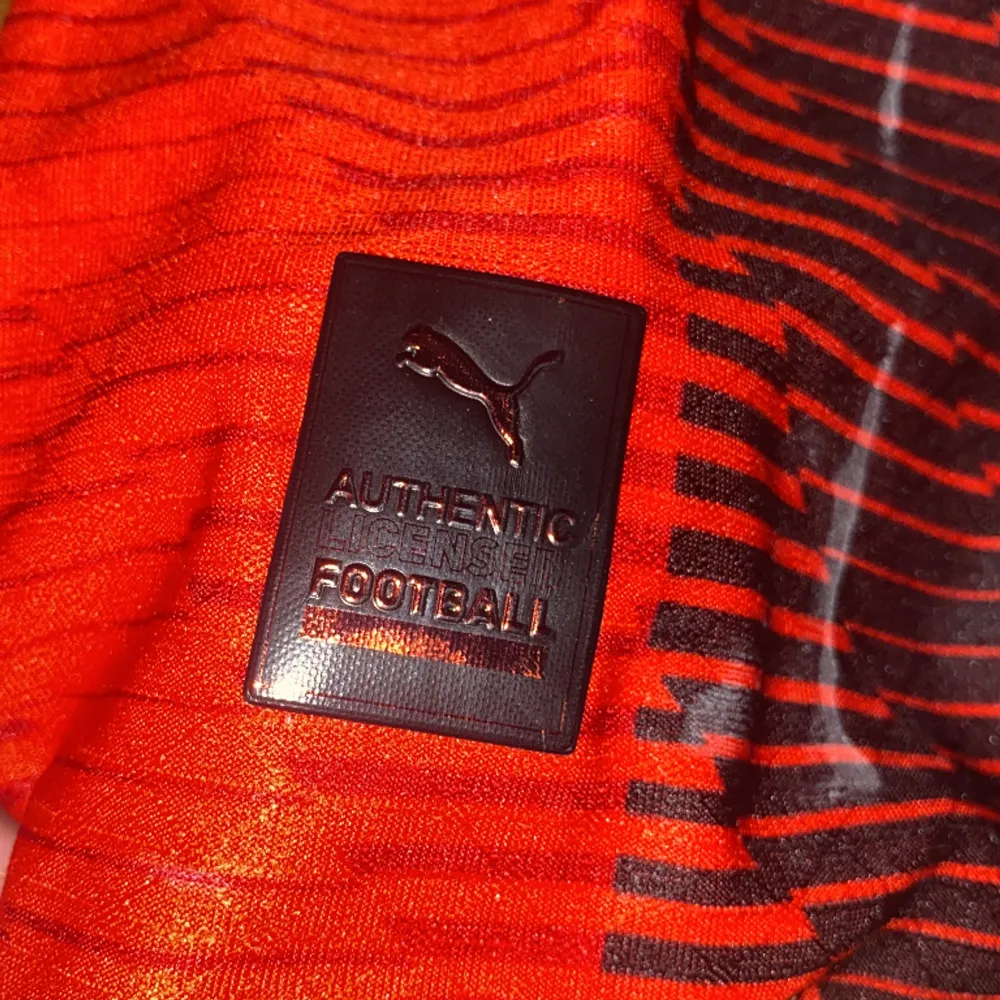 AC Milans hemma tröja från den här säsongen ❤️🖤🇮🇹med Rafa Leão #10 på ryggen 🏄‍♂️🇵🇹, tröjan är så gott som ny (Pris kan diskuteras). T-shirts.