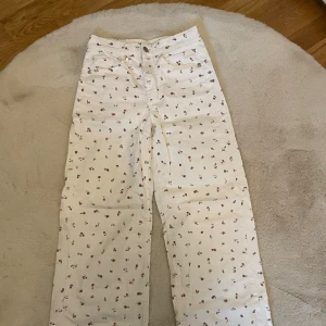 Wide leg jeans  - Vita jeans med rosa och röda små blommor, supersöta och hög midja