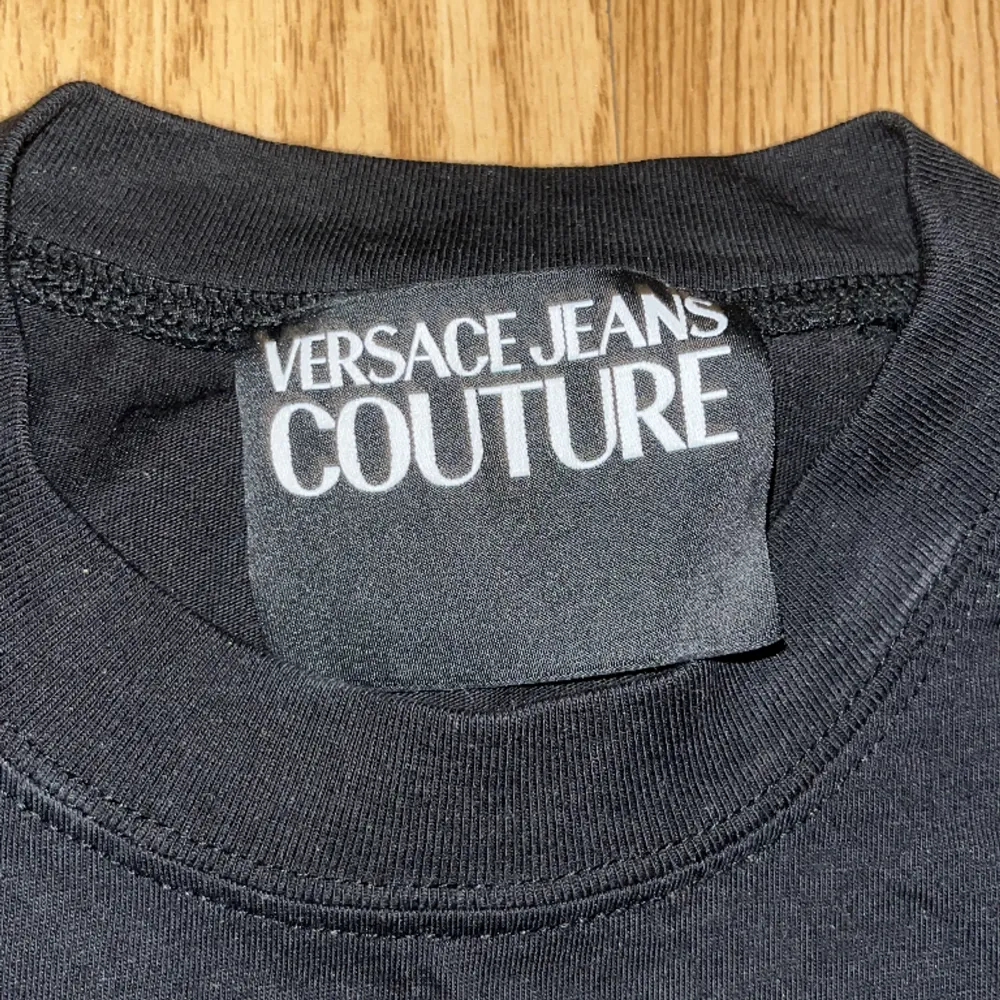 Svart Versace t-shirt helt ny och säljer tröjan väldigt billigt, originala priset ligger vid 1500kr och säljer tröjan för endasts 500kr!!. T-shirts.