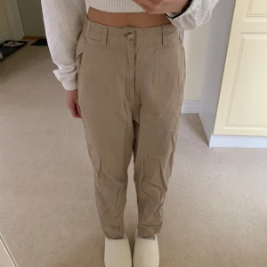 Uniqlo beige byxor - Varsamt använd  Köparen står för frakt  Kika gärna in andra plagg på min profil för att spara på frakt