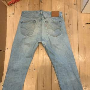 Levis jeans i modellen 501. Storlek 32/32 Mycket fint skick, inga defekter 