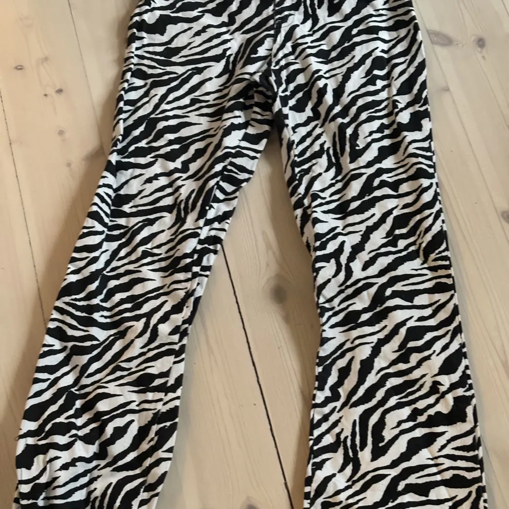 Skit coola och trendiga jeans med zebra mönster. De är bra i längden på mig som är 177 och lågmidjade!💗💗. Jeans & Byxor.