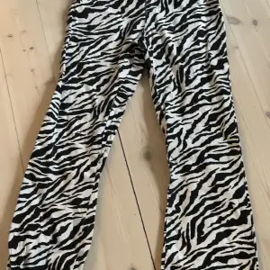 Skit coola och trendiga jeans med zebra mönster. De är bra i längden på mig som är 177 och lågmidjade!💗💗