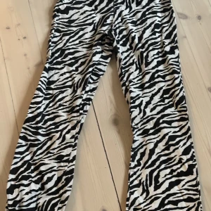 Zebra byxor  - Skit coola och trendiga jeans med zebra mönster. De är bra i längden på mig som är 177 och lågmidjade!💗💗