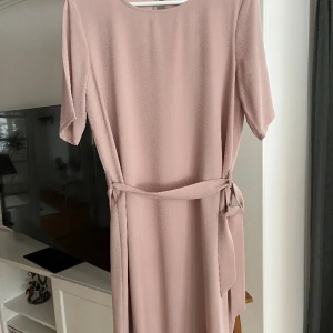 Ljusrosa klänning - Ljusrosa klänning med skärp från Jaqueline de Yong. Använd sparsamt.