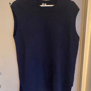 Stickad väst från Arket  - Lång stickad väst i marinblått från arket. Jättefint skick. Passar även en M/L pga oversize.  Köparen står för frakt.