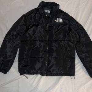 North face puffer  - Riktigt snygg north face puffer jacka helt som ny lite mindre i storkleken är 180 och den passar mig perfekt. Skriv innan köp!