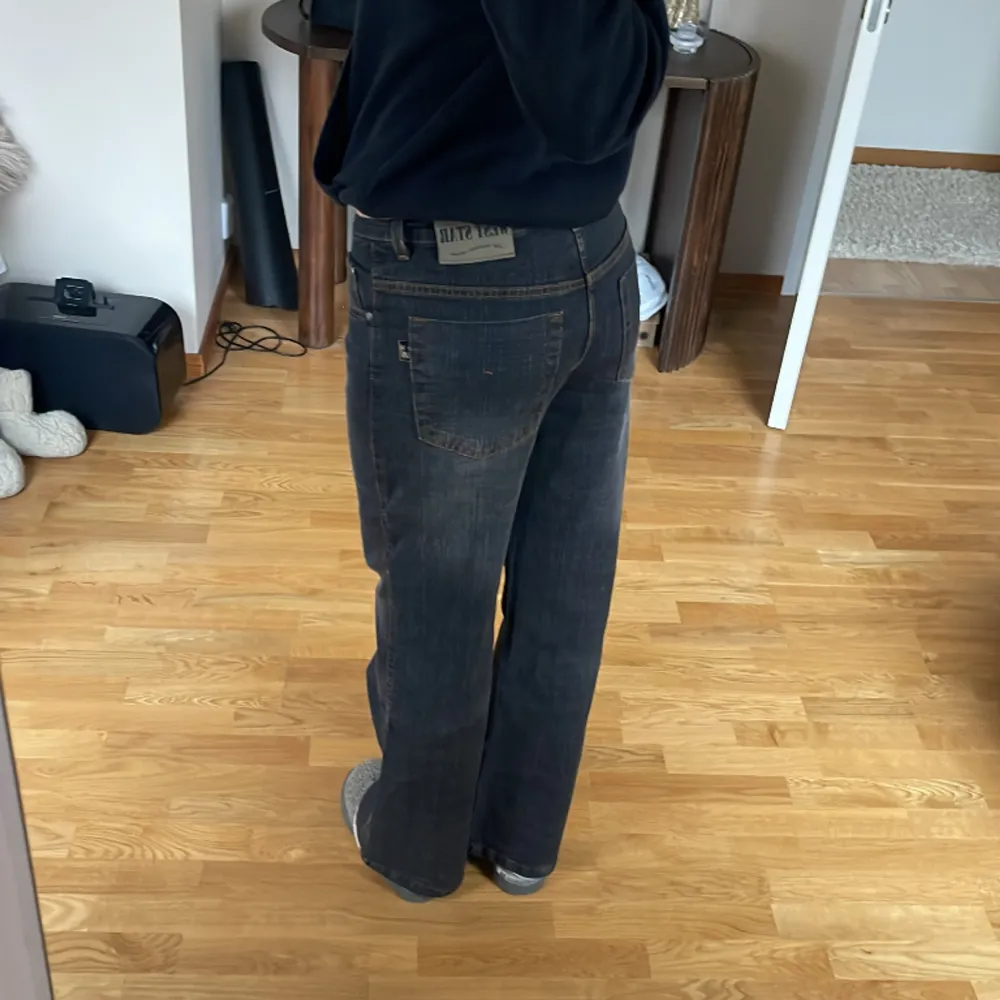 Så snygga jeans från Weststar i en så snygg färg!😍 Jag är 177cm. Midjemått:  40cm Innerben: 79cm. Jeans & Byxor.