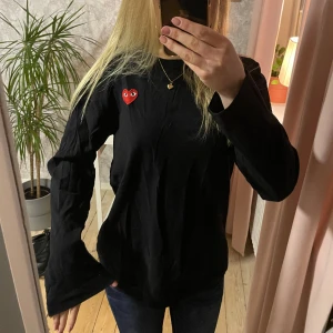 Play tröja - COMME des GARCONS. Svart tröja i mycket bra skick. Storlek M men är som S😊