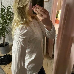 Vit ribbad tröja  - Från Lindex. Aldrig använd.