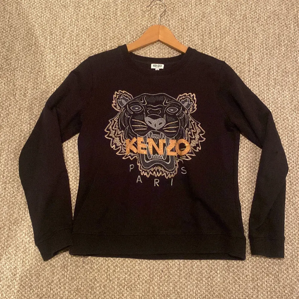 Jätte fin kenzo tröja kommer inte till användning längre, har ett litet litet hål som knappt syns det står att den är i storlek M men passar XS och även XXS❤️. Tröjor & Koftor.