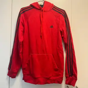Röd adidas hoodie