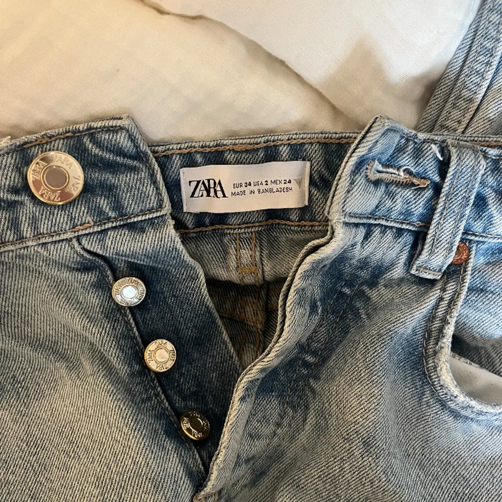 Säljer dessa populära ljusblåa jeans från Zara. 🩵🩵 säljer då dem är för små för mig och köpt en större storlek! Ny skick!. Jeans & Byxor.