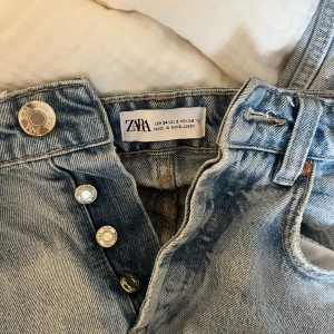 Populära midwaist jeans från Zara med slits!❤️‍🔥 - Säljer dessa populära ljusblåa jeans från Zara. 🩵🩵 säljer då dem är för små för mig och köpt en större storlek! Ny skick!