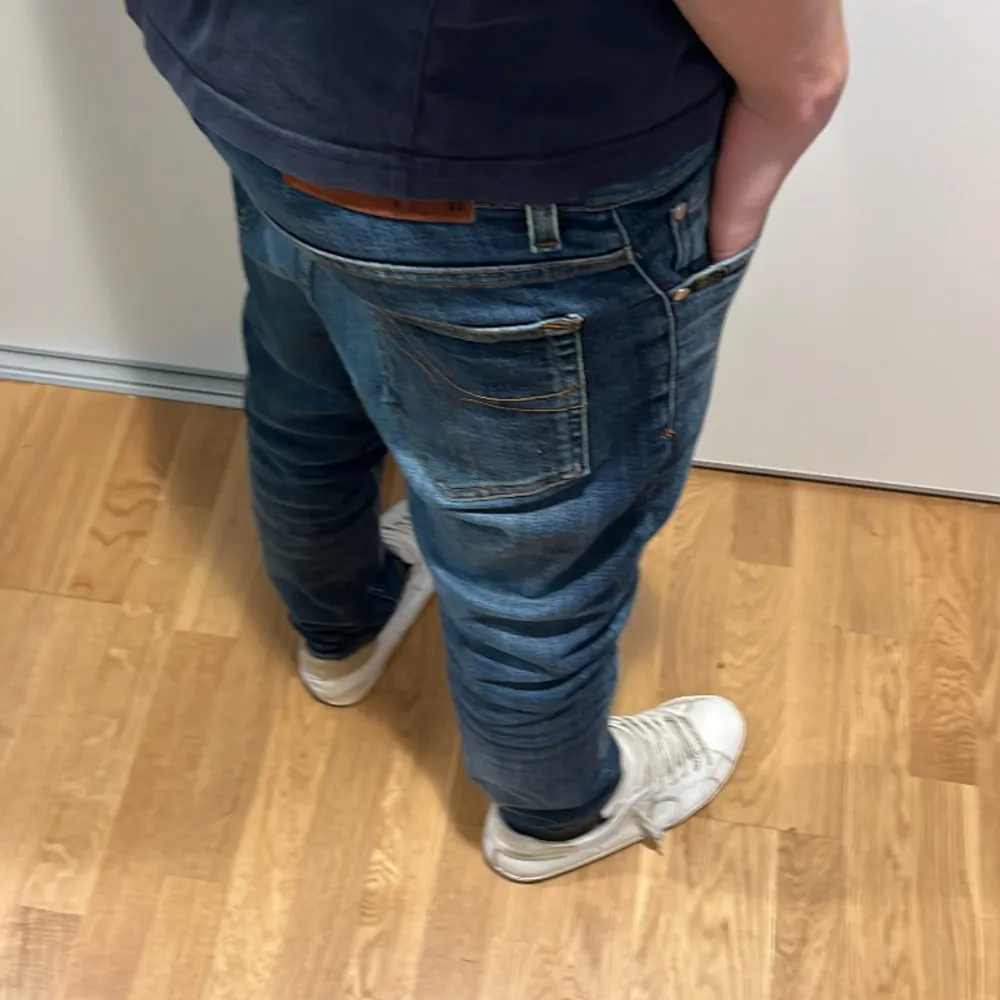 Säljer dessa feta jeans från tiger of Sweden! Inga defekter förutom att dom är lite sluta i skrevet! PM för mer bilder!. Jeans & Byxor.