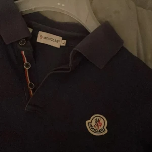 Moncler pike - Säljer min mörkblåa moncler pike i storlek L men passar mer M, skicket är bra