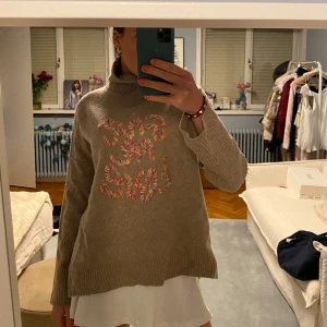 Zadig tröjaov - Säljer denna helt oanvända tröjan från zadig! Den är polo och man kan ha kragen antingen helt uppe eller nedvikt. Nypris runt 5000kr❤️