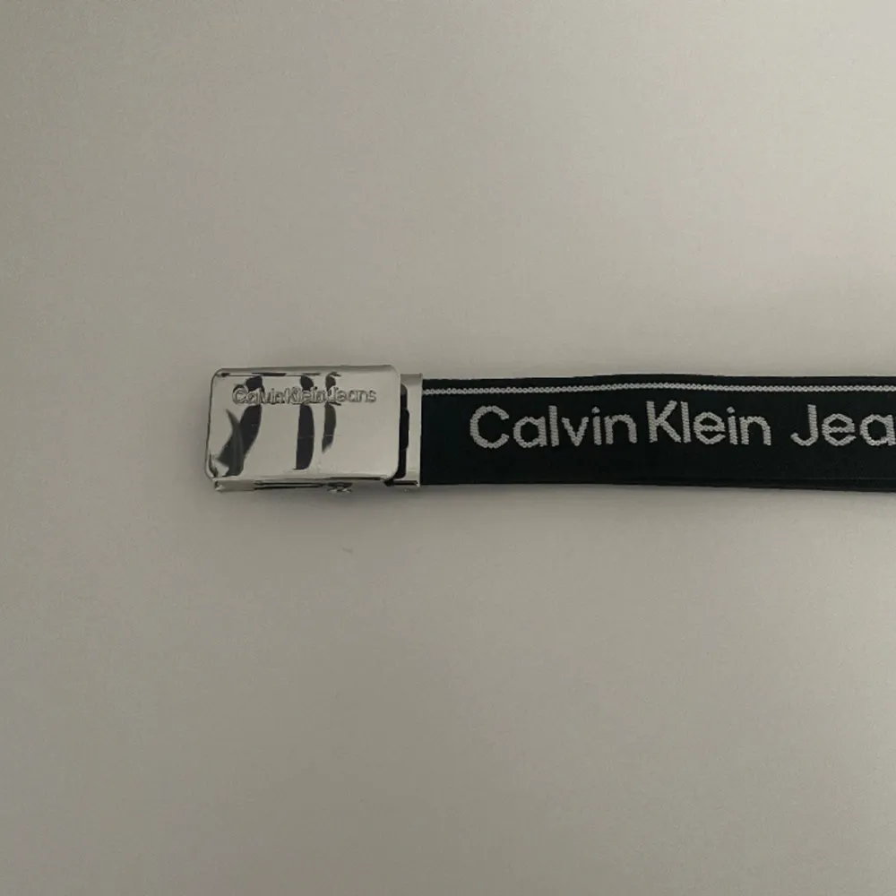 Ett Calvin Klein bälte i bra skick 86cm långt utan spänne och 3cm brett. Säljer det eftersom jag nästan aldrig använt det.. Accessoarer.
