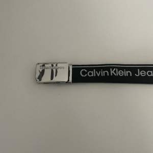Ett Calvin Klein bälte i bra skick 86cm långt utan spänne och 3cm brett. Säljer det eftersom jag nästan aldrig använt det.