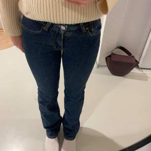 Raka lågmidjade mörkblå jeans från monki, knappt använda, är 165 cm lång☺️ W25 L32