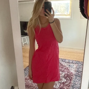Rosa klänning - Inga defekter som ny 