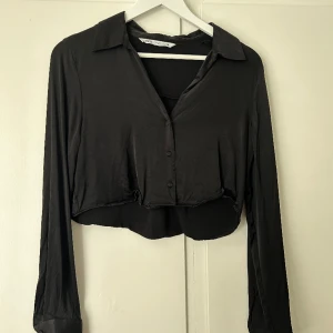Blus från Zara - Croppad blus från Zara. Använd en gång.  Storlek: S