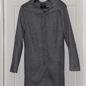 Lång kappa - Lång grå kappa från Only, M Nyskick