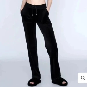 Juciy byxor - Säljer mina svarta juciy couture mjukidbyxor. Dom är i storlek xxs och väll använda men har inga defekter. Skriv för egna bilder