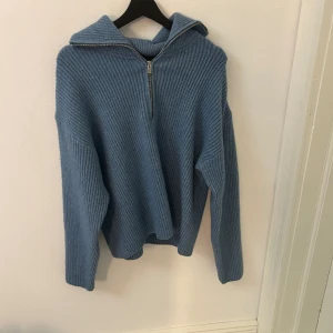 Stickad tröja - Säljer denna stickade tröja med krage då den aldrig kommer till användning och är endast använd 1 gång, köpt för 499kr 
