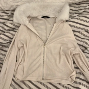 Y2k kofta  - Jätte snygg vit puffer kofta vid händerna och luvan! Köpte den i shein för 2 år sedan, inga defekter. Står inte storleken men skulle gissa på S/M, är 169cm som referens. Skriv innan ni köper 💕