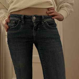 Mörkblåa LTB jeans, köpta mellan 700-800kr. Passar XS-S. 