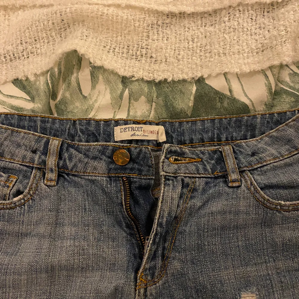 Säljer dessa blå lågmidjade jeans shorts från Detroit köpta secondhand i storlek xs/s💗Har tecken på användning men är i bra skick, därav priset;). Shorts.