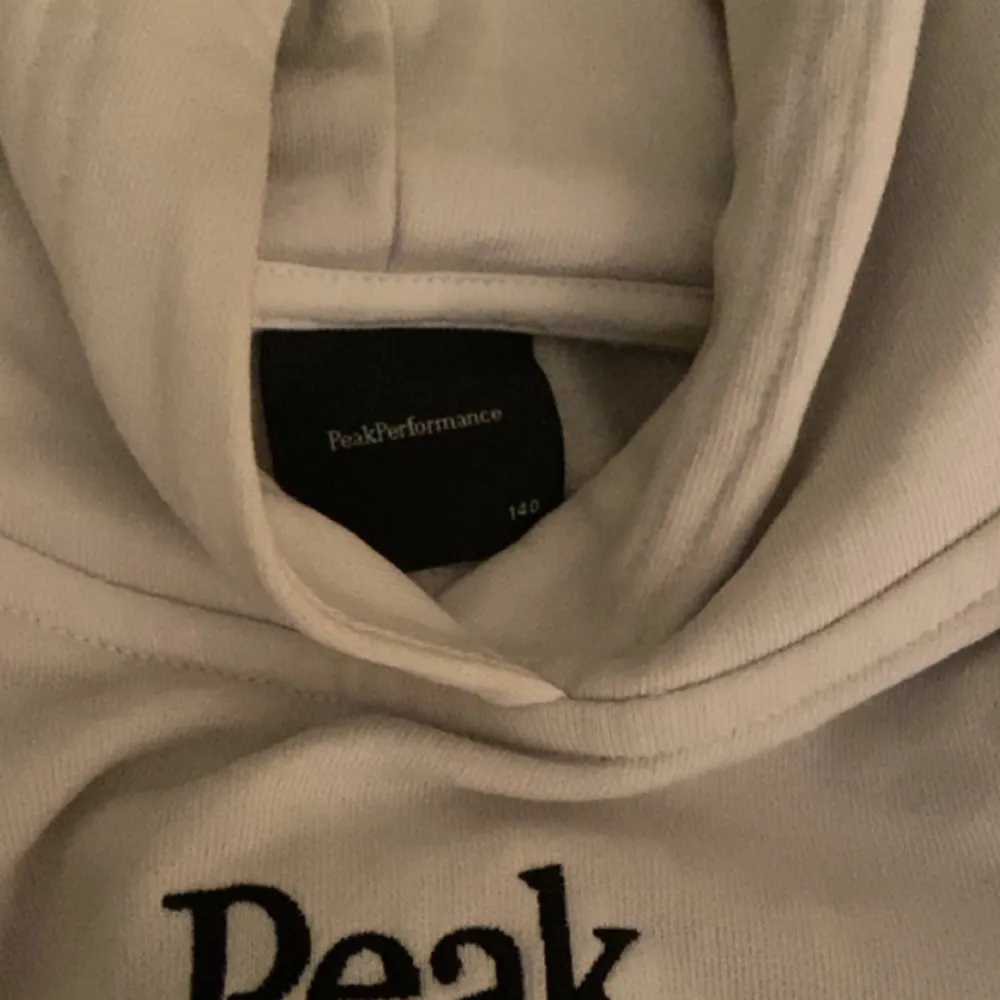 Säljer min vita hoodie ifrån Peek Performance. Tröjan är i jätte fint skick använd Max 2-3 ggr❤️ Säljer tröjan eftersom den är för liten. Ordinarie pris cirka 500❤️. Hoodies.
