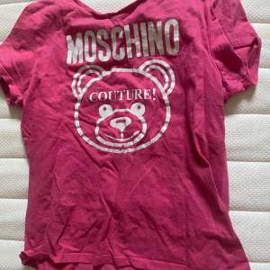 Jätte fin rosa t-shirt i bra skick. Den är XS men passar nog S också.