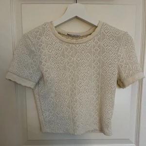Beige stickad tröja - Säljer denna snygga stickade tröja från zara! Bra skick, säljer för att den inte kommer till användning💕💕