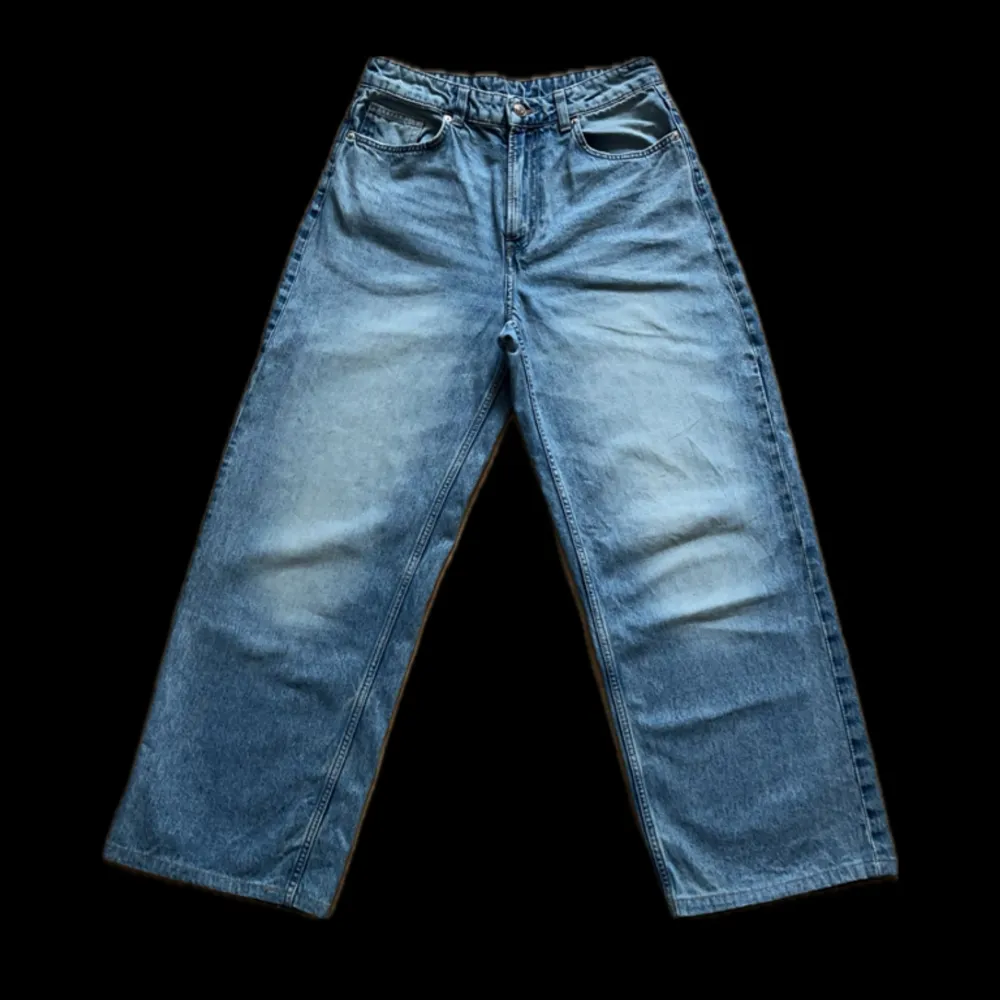(uppsydda) mid waist baggy jeans från hm, lite slitna vid benen men annars väldigt bra skick. Jeans & Byxor.
