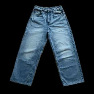 (uppsydda) mid waist baggy jeans från hm, lite slitna vid benen men annars väldigt bra skick
