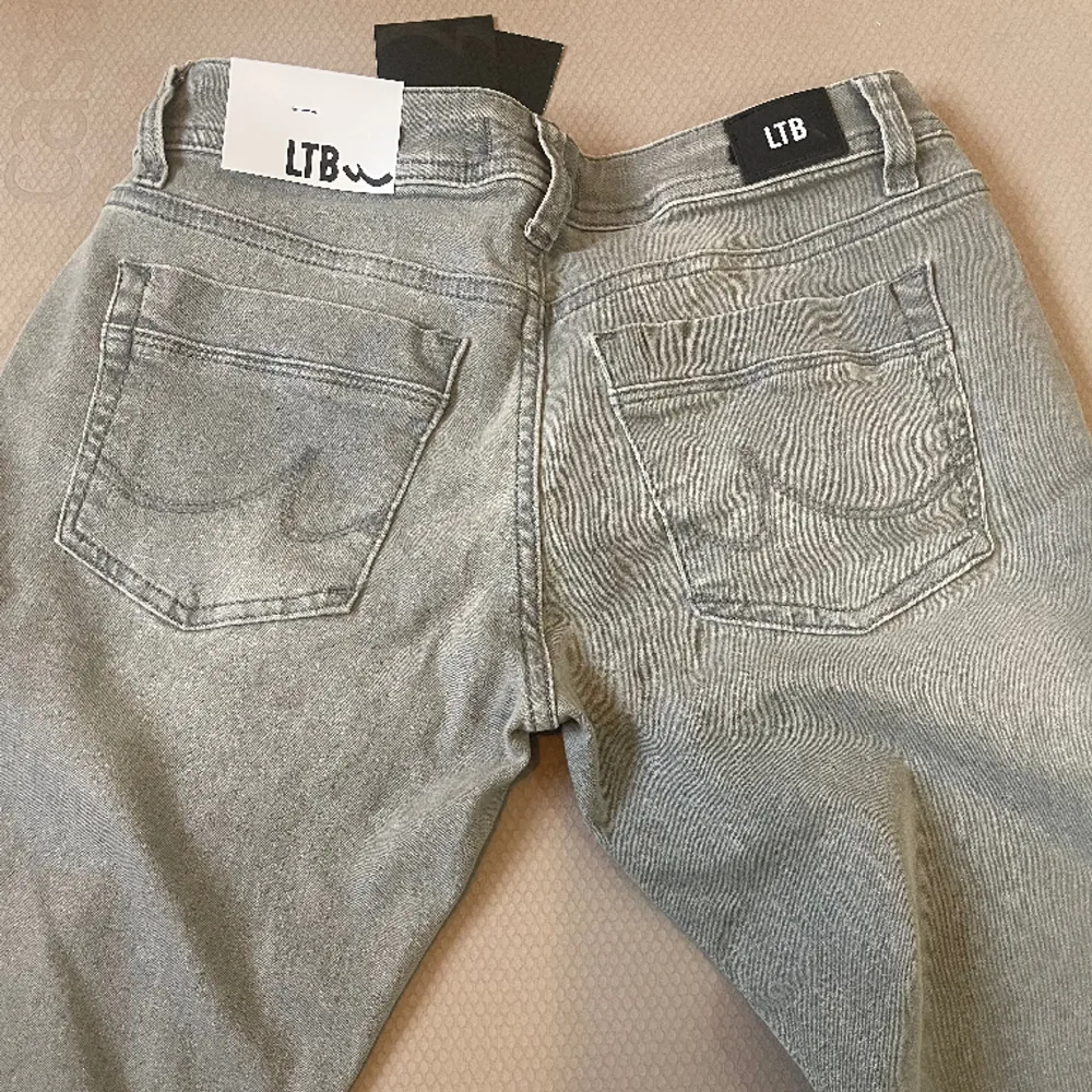 Säljer dessa helt nya och slutsålda LTB bootcutjeans från zalando. Väldigt snygga och populära!!❤️(Aldrig använda ) ( är inte randiga ). Jeans & Byxor.