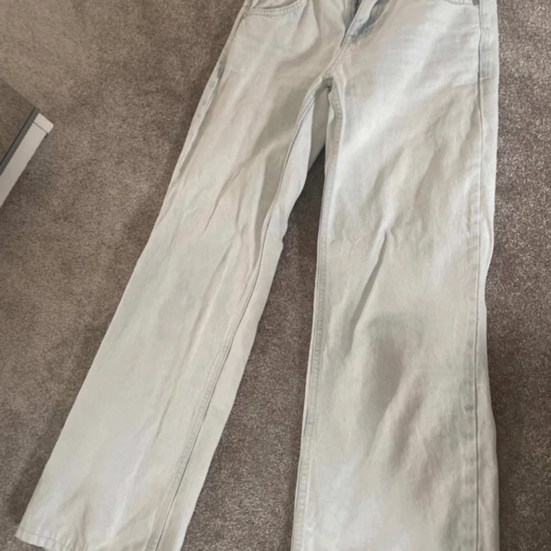 Blå lågmidjade jeans från mango