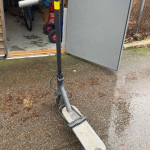  El skoter - Den är riktigt bra den kör i 30 och den är nästan sprillans ny den är bara en månad gamla 