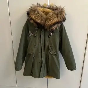 Säljer denna fina jacka som är köpt i en butik som låg i Sturegallerian. Kostade ca 3500kr ny. 