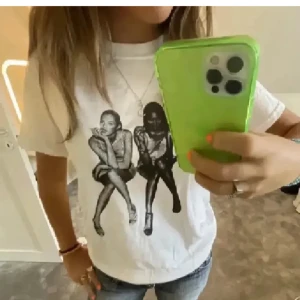 In print we trust t-shirt - Supercool t-shirt med tryck som är köpt här på Plick, men kommer tyvärr inte till användning. 💓 kan tänka mig att gå ner i pris vid snabb affär!