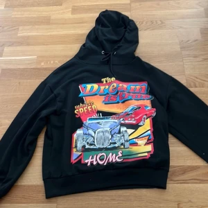 Hoodie med tryck - Mycket bra skick. Knappt använd 