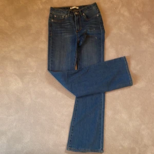 flared levis jeans - gott skick, har knappt använts, har 2 små fläckar som går bort i tvätten