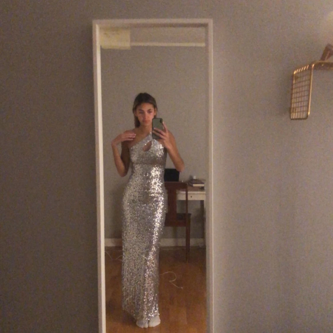 Silvrig glittrig balklänning