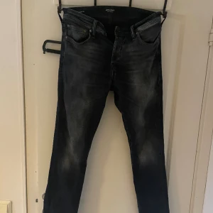 Jack and Jones jeans 28/32 - Säljer nu mina jeans då de inte används längre, det är modellen TIM och storleken är 28/32, knappt använda. 8/10. Nypris ca 600-700, mitt pris 175