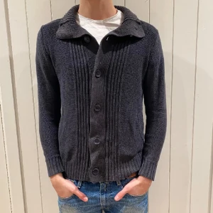 Stickad cardigan - Clean stickad cardigan från Top Secret. Obs! Lånade bilder! Svinskön men tyvärr var den för liten för mig. Storlek M men sitter lite mer som en S. Hör av dig vid minsta lilla fundering eller om du vill ha fler bilder