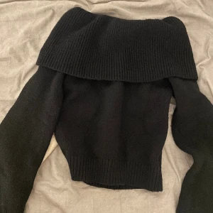 Svart off shoulder tröja - Jättefin passform och väldigt mysig tröja. 